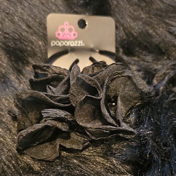 Paparazzi Midnight Black Floral Hair Clip - Picture 1 of 2